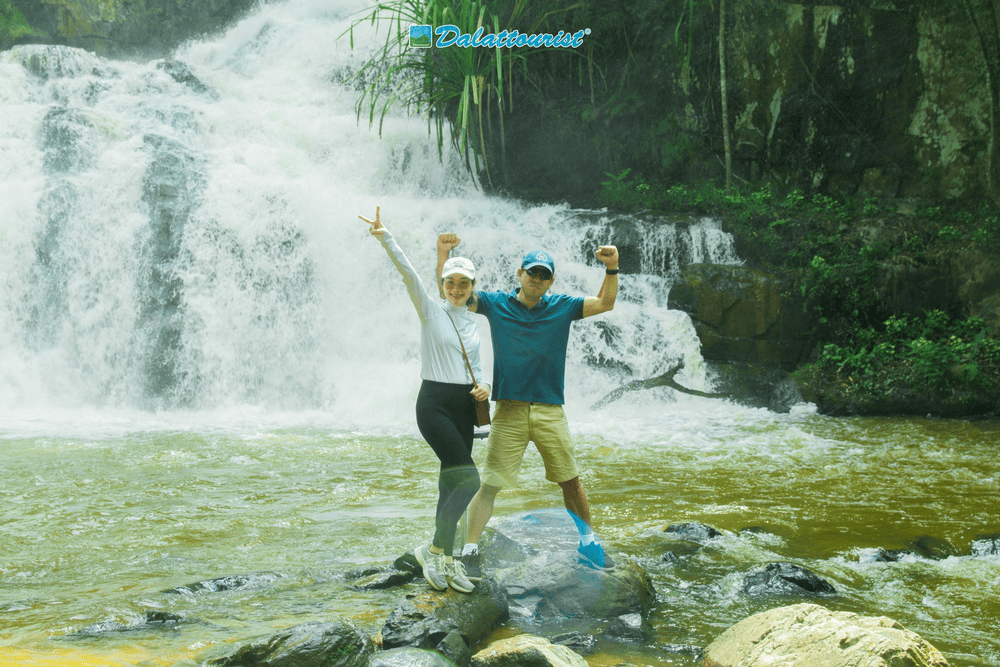 Th&aacute;c Datanla nổi bật với d&ograve;ng th&aacute;c trắng x&oacute;a đổ xuống từ độ cao 20m, bao quanh l&agrave; rừng c&acirc;y xanh m&aacute;t (Nguồn: Khu Du Lịch Th&aacute;c Datanla - Datanla Waterfall)